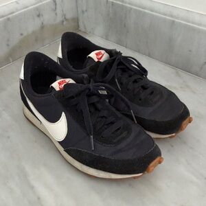 Nike Women’s Daybreak Black and white Athletic Footwear Size 8 wmns
